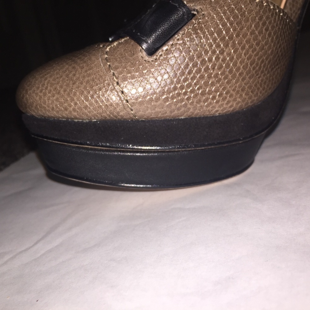 New 5" two toned tan and black Ann Taylor Heels - Picture 7 of 10